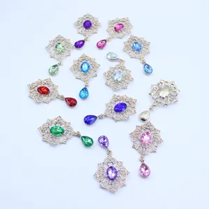 Gedetailleerd overzicht van 49x28mm gouden legering strass hangers voor DIY kleding en decoratie.