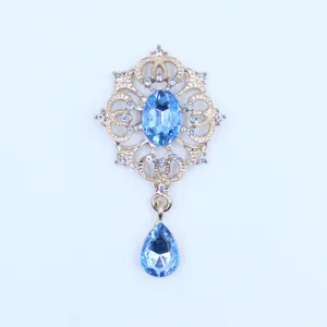 Detailopname van de gouden legering blauwe strass hanger bloem knop DIY kleding accessoire.