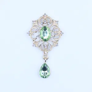 Close-up detail van groene strass druppel legering hanger decoratief accessoire voor kleding.
