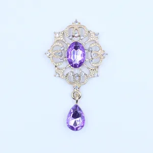 Gedetailleerd close-upgezicht van de goudkleurige legering hanger met paarse strass.