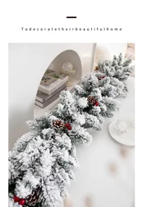 Ghirlanda di pino inneggiata di Natale con pigne e bacche rosse per decorare la casa festiva.