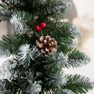 Décoration de table de sapin de noël artificiel avec pommes de pin et baies effet neige