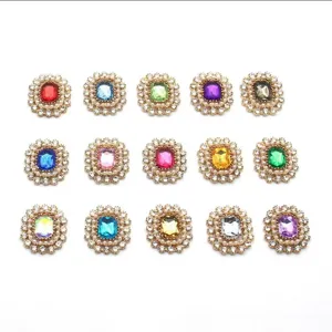Nahaufnahme bunter Kristall Strass Blumen Knöpfe, Legierung DIY Schmuck Zubehör.