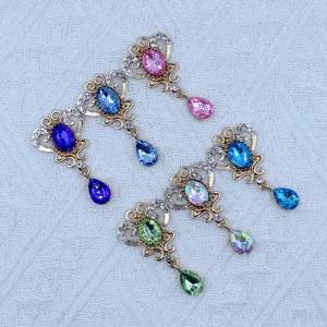Close-up detail view of zinc alloy gold rhinestone oval acrylic flower pendant DIY charm accessories.