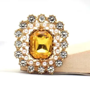 Nahaufnahme des Vintage Strass Blumen Knopfs, glitzernde Kristall Details fuer DIY Zubehoer.