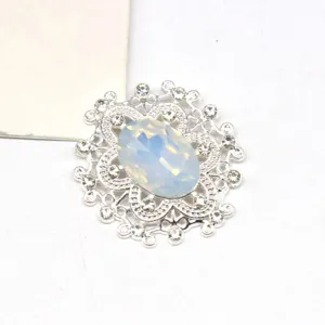 Detailansicht ovale Legierung Strass Harz Opal Blumenbasis DIY handgemachte Schmuckzubehör.