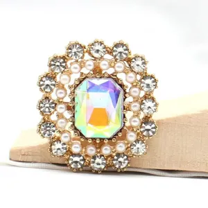 Detailansicht des 22x20mm Legierung Kristall Strass Knopfes, ideal für DIY Kleidung und Haarschmuck.