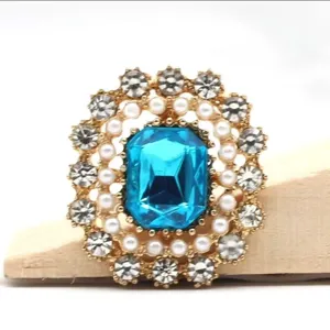 Nahaufnahme des 22x20mm Legierung Kristall Strass Blumenknopf DIY Accessoires.