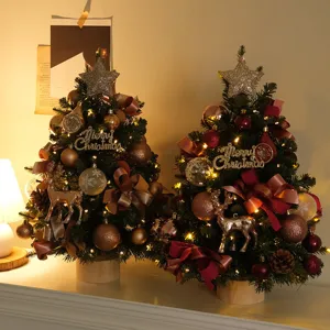 Mini albero di Natale da tavolo con luci calde, palline, fiocchi e cervo per decorazione.