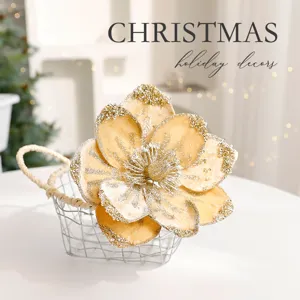 Künstliche Weihnachts-Magnolienblüte mit goldenem Glitzer für den Tannenbaum und die Dekoration.