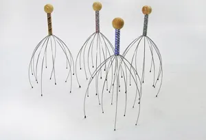 Gedetailleerd overzicht van hoofdmasseur metalen draden en houten handvat voor hoofdhuid.