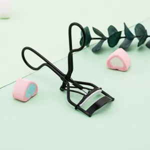 Schwarze Wimpernzange aus Metall mit Scherenhandgriff, professionelles Make-up Schönheits-Tool.