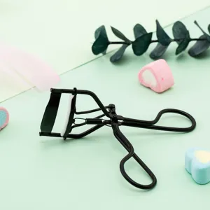 Professionelle schwarze Wimpernzange mit Federdesign, tragbares Make-up-Tool für lange Wimpern.
