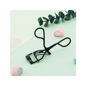 Schwarze Metall Wimpernzange mit Silikonkissen fuer professionelles Augen Make-up Styling Tool