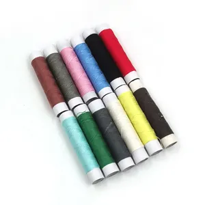 Gedetailleerd overzicht van gekleurde polyester naai-garenrolletjes op papieren buizen.