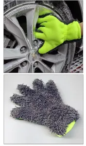 Vue de détail rapprochée du gant de lavage de voiture en chenille douce pour les jantes.