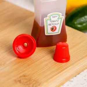 Detalle de la botella de plástico exprimible que muestra el recipiente cuadrado y la tapa.