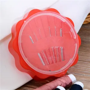 Set di scatole per cucire portatili con aghi assortiti per uso domestico quotidiano.