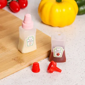 Pequenas botellas de plastico para bento, contenedores cuadrados compactos de condimentos detalle.