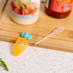 Kleine tragbare Karottenform Plastik Quetschsoßenflasche Set mit Pipette für die Küche.