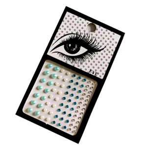 Details van het strass- en parelstickerblad voor oogmake-up DIY decoratie toepassingen.