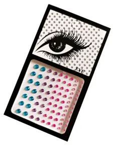Detailopname van kleurrijke gezichtsstrasstickers met kleurverloop voor prachtige oogmake-up.