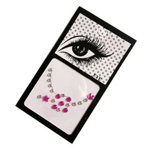 Close-up detail van gezicht strass sticker met roze sterren en doorzichtige steentjes.