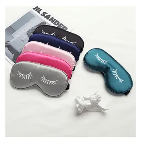Vue detaillee de masques de sommeil en soie colores avec impression de cils et elastique.