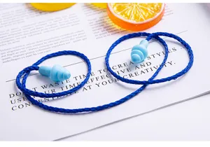 Vista detallada de cómodos tapones para los oídos de silicona azul con cordón para dormir.