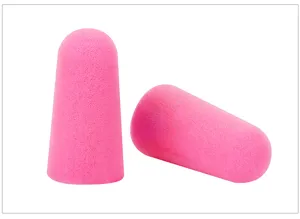 Detaillierte Nahaufnahme von weichen rosa Schaumstoff-Ohrstöpseln mit feiner Porenstruktur.