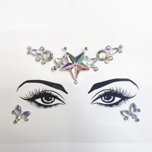 Primer plano de gemas de estrass brillantes para la cara con diseños de estrellas y mariposas.