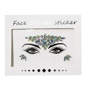 Detailaufnahme von Acryl Gesicht Kristall Aufkleber, glitzernde Strass Steine für Festival Make-up.