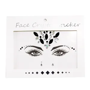 Detailaufnahme von Acryl Gesicht Kristall Strass Aufklebern für Festival Party Make-up.