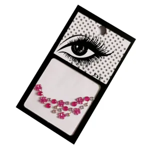 Gedetailleerd overzicht van DIY gezicht strass steentjes, roze kristallen edelstenen oogmake-up.