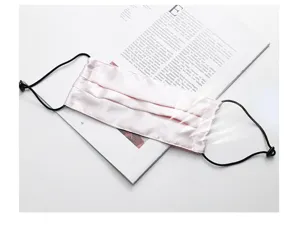Roze zijden gezichtsmasker detailweergave met verstelbare oorlussen zomerademend.