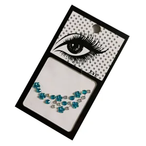 Detailopname van blauwe bloem gezicht strass steentjes sticker voor oogmake-up en feestdecoratie.