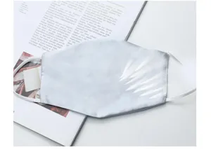 Vue détaillée du masque facial en soie unie, design double couche respirant pour l'été.