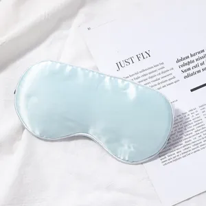 Zachte slaapmasker van echte moerbeizijde met verstelbare band voor comfortabele reis.