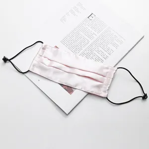 Roze zijden gezichtsmasker met verstelbare oorlussen, ademend satijnen stofmasker voor dames.