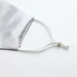 Masque en soie synthétique unie minimaliste avec boucles d'oreilles réglables pour protection.