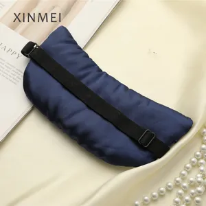 Masque de sommeil en soie bleu foncé avec sangle réglable pour des nuits paisibles.