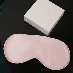 Maschera per dormire in seta rosa liscia e morbida per riposo notturno e viaggio comodo.