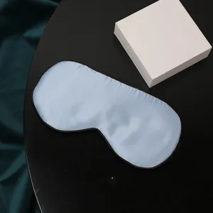 Mascherina per dormire in pura seta con bordo nero, morbida copertura per gli occhi per il relax.