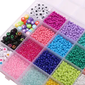 Caja de 24 rejillas cuentas de rocalla coloridas y cuentas smiley para joyería DIY