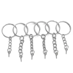 Anillos de llavero de metal con cadenas y tornillos para manualidades y accesorios de joyería.
