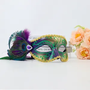 Squisita maschera di carnevale con piume di pavone, glitter e strass per festa.