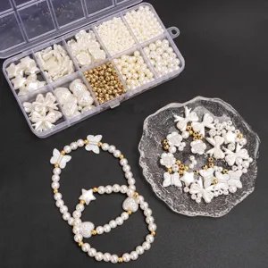 Set fai da te con perle ABS, scatola a 10 scomparti e vari ciondoli per creare gioielli.