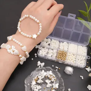 Dettaglio del kit per bracciali di perle fai da te con perle bianche e scatola ordinata.