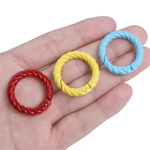 Porte-clés anneau ressort tordu en métal couleur bonbon accessoires DIY vue principale.