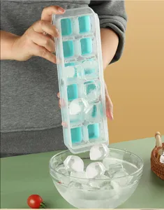 Bandeja de cubitos de hielo de silicona con tapa para fácil desmolde en el hogar.